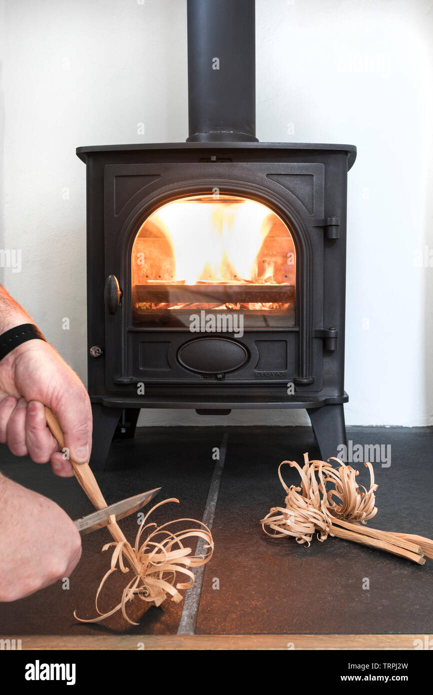 Person Carving Feather Sticks für Nähre in einem Holzofen/Multi-Fuel Herd, Großbritannien Stockfoto