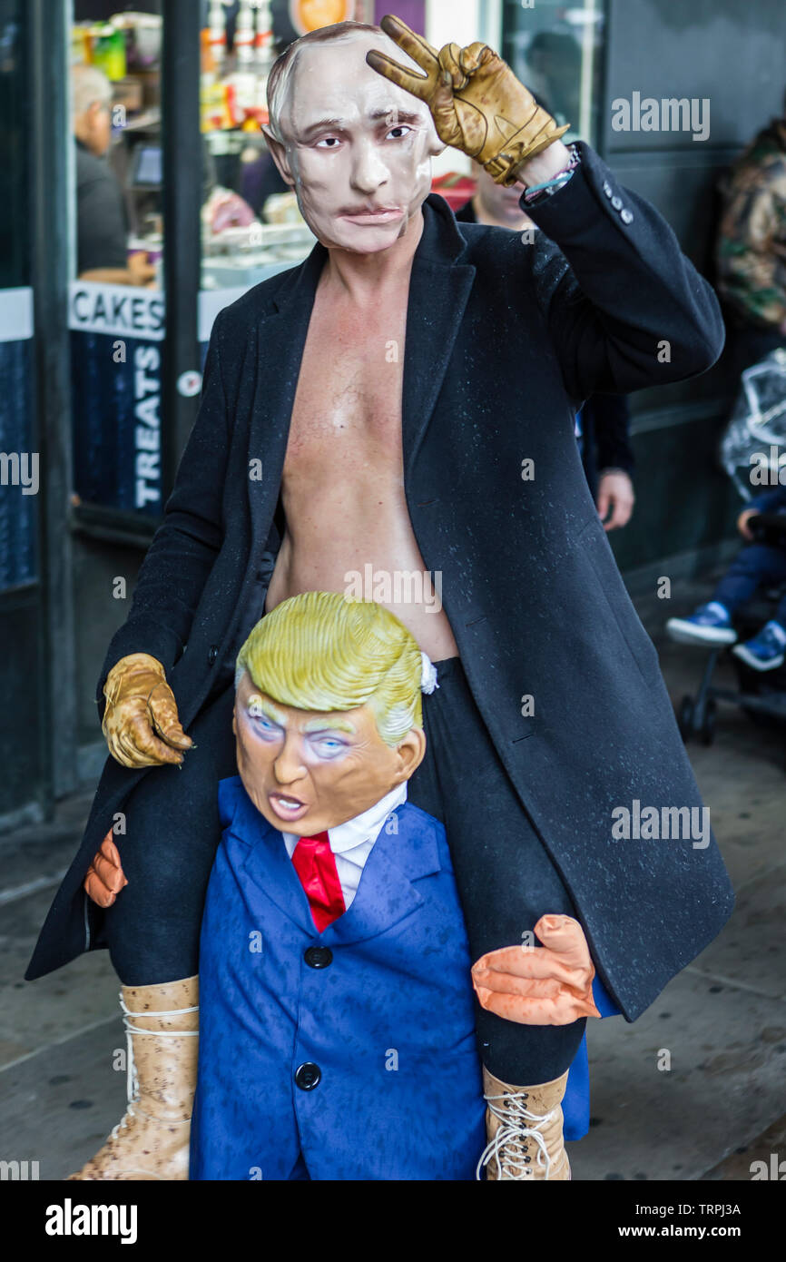 Ein Wladimir Putin Charakter sitzt auf den Schultern eines Donald Trump Abbildung protestieren gegen seine Großbritannien besuchen. Stockfoto
