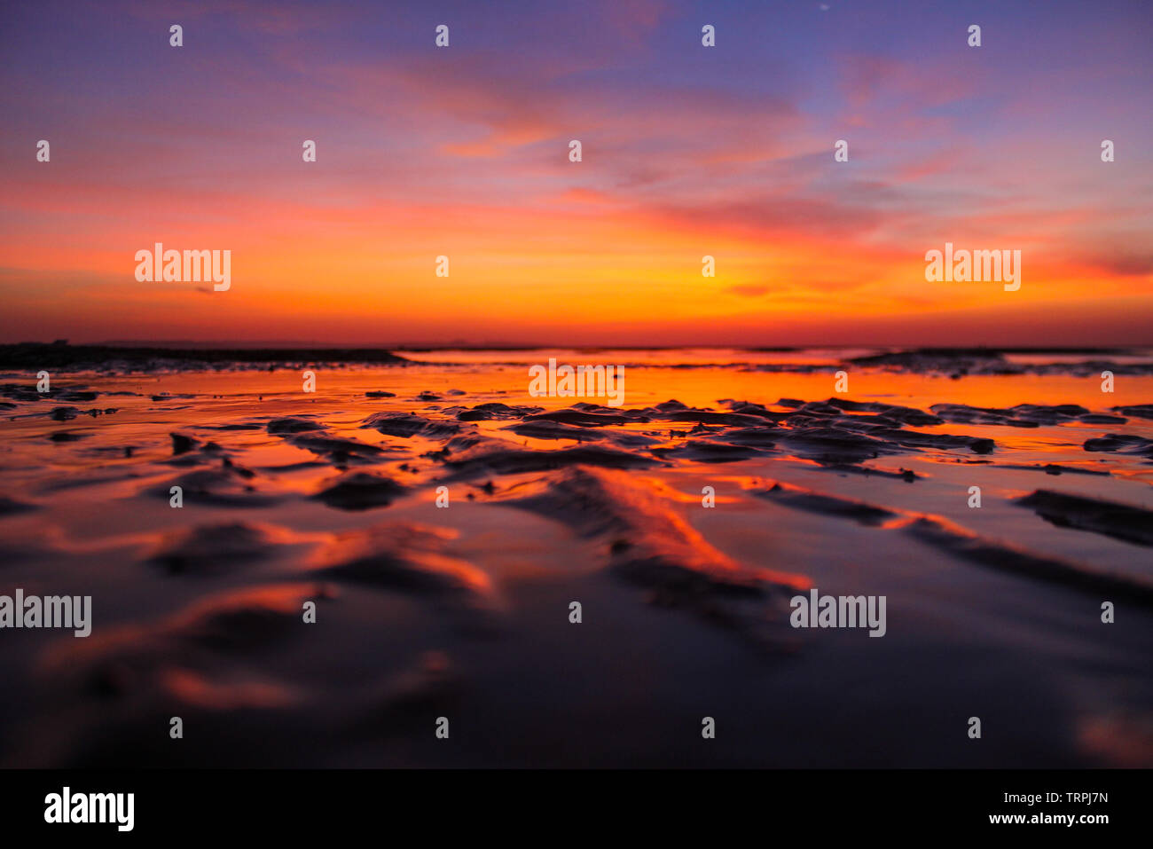 Sonnenuntergang auf langen Sand- und cast Reflexion, Ost Nusa Tenggara, Indonesien Stockfoto