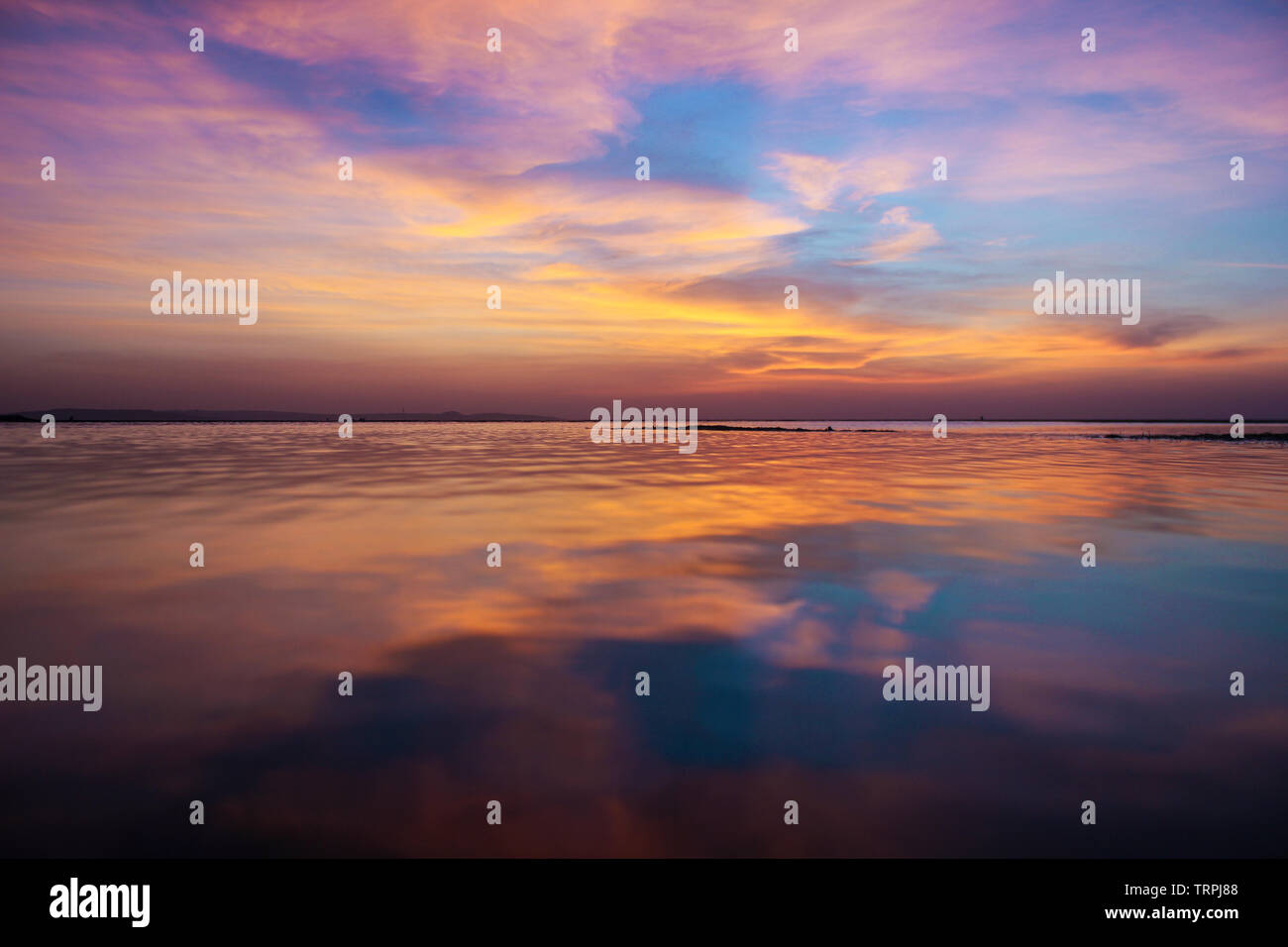 Sonnenuntergang auf langen Sand- und cast Reflexion, Ost Nusa Tenggara, Indonesien Stockfoto