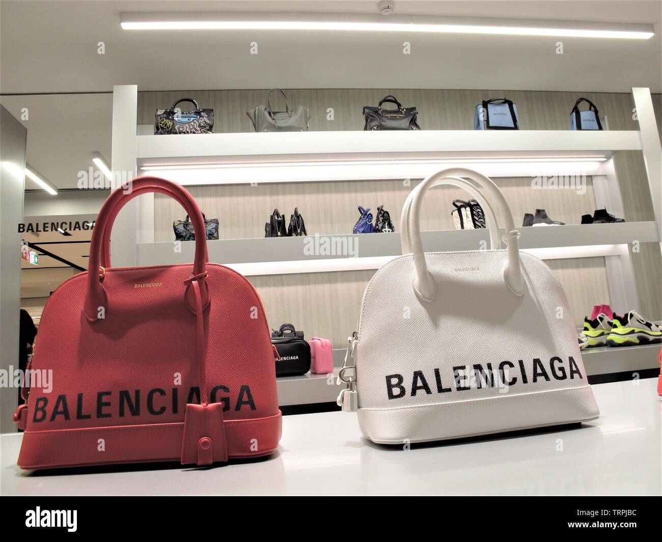 Taschen von Balenciaga am Rinascente fachion Store in Rom Stockfotografie -  Alamy