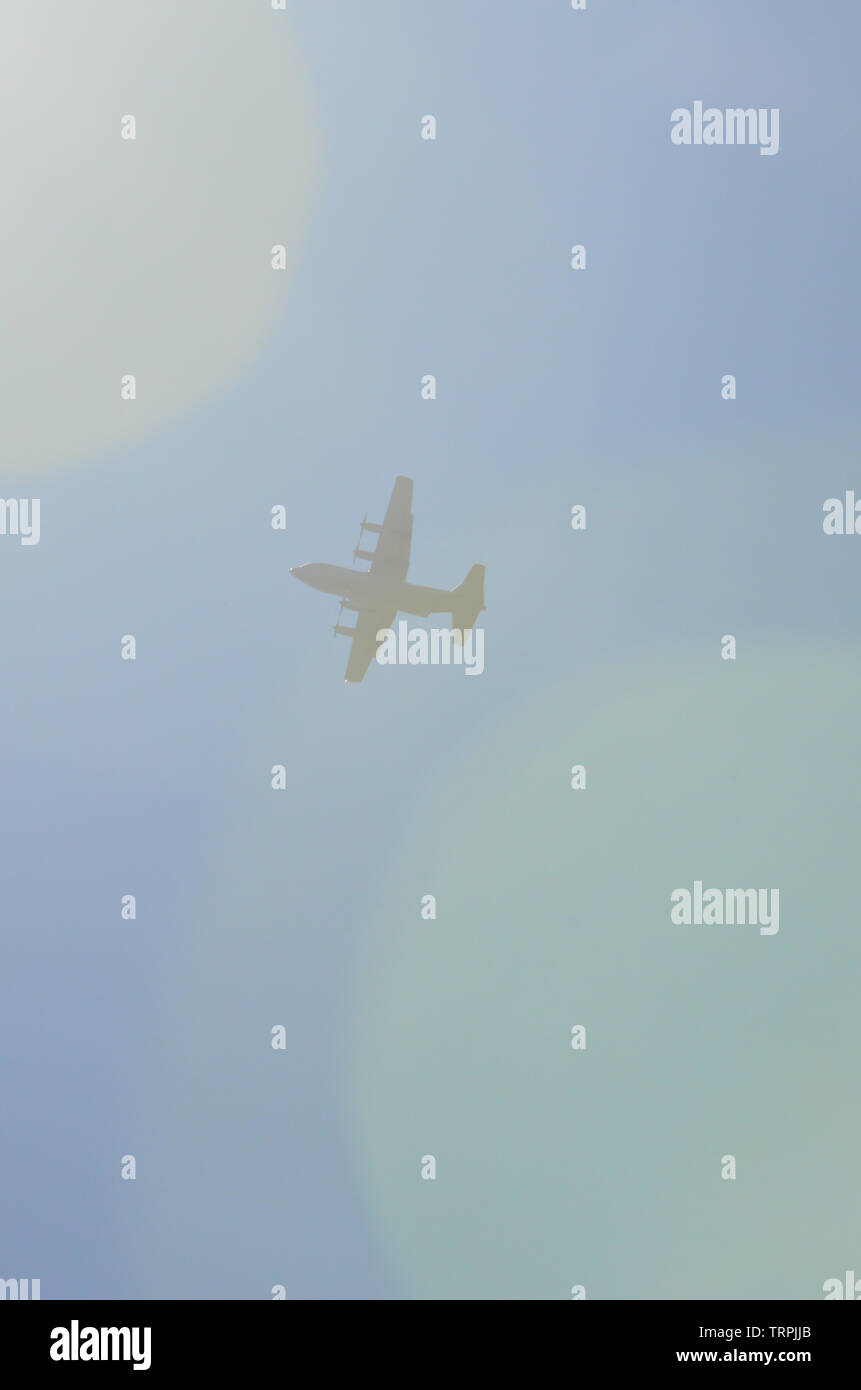 North Beach, Durban, Südafrika, 17. Februar, 2017. Eine öffentliche Land-, See- und Luftweg Anzeige durch die South African Defence Force atemberaubenden militärischen Tableaus an der Strandpromenade von Durban erstellt. Mitglieder der Armee, Marine und Luftwaffe inszeniert eine kombinierte Strand Invasion zur Verwunderung und Freude der Bewohner und Besucher gleichermaßen. Abgebildet ist ein Hurcules C 130. Bild: Jonathan Oberholster/Alamy Stockfoto