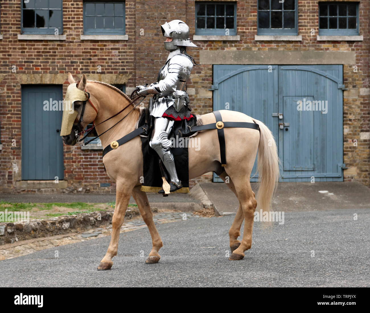 Nahaufnahme einer montierten Ritter in voller Rüstung, für ein Englisches Erbe Ritterturnier im Dover Castle, August 2018 bereit Stockfoto