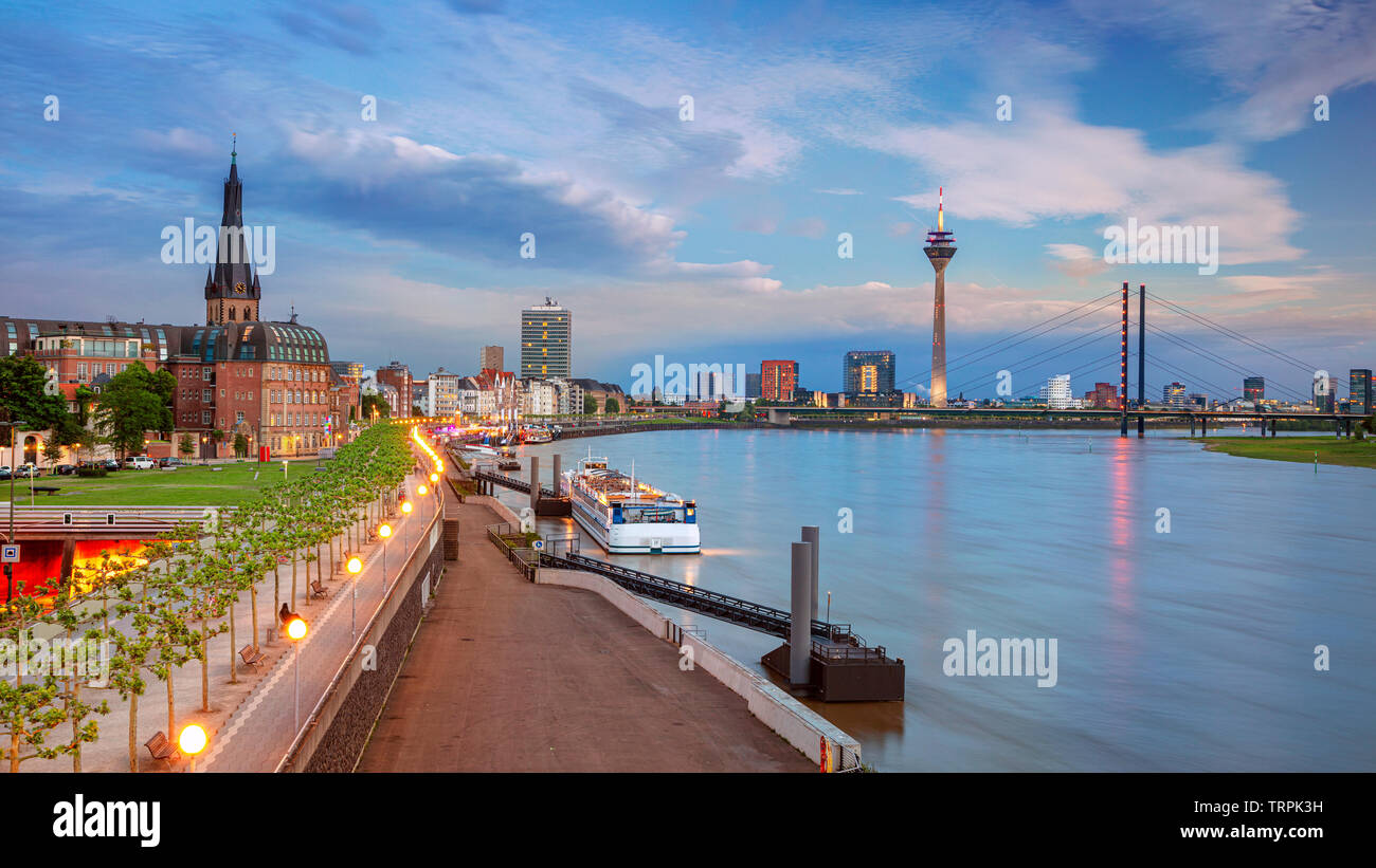 Düsseldorf, Deutschland. Panorama-Stadtbild des Düsseldorfer Flussufers, Deutschland mit Rhein bei Sonnenuntergang. Stockfoto
