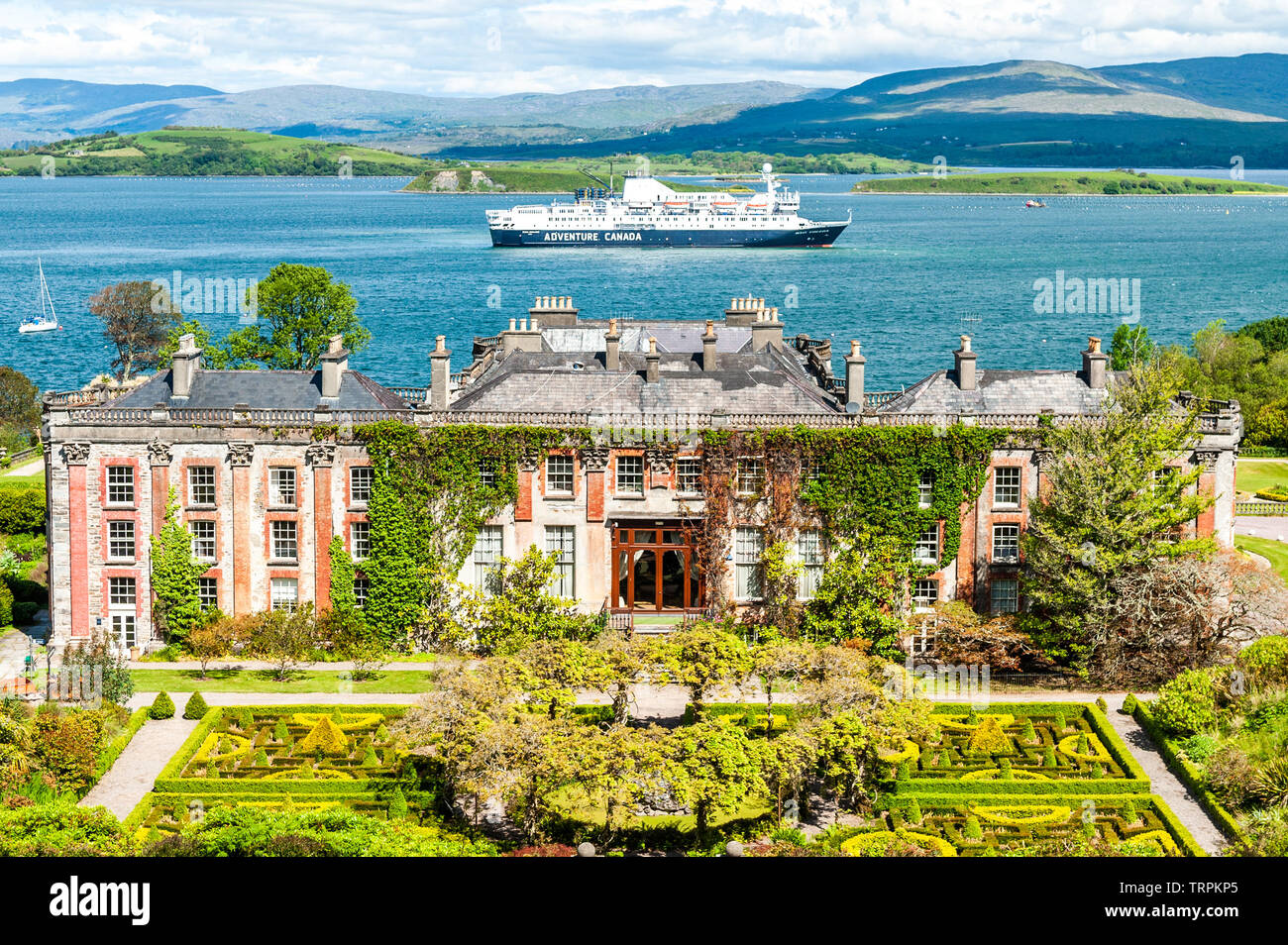 Bantry, West Cork, Irland. Juine, 2019. An einem herrlich sonnigen Tag liegt das Kreuzfahrtschiff 'Ocean Endeavour' derzeit in der Bantry Bay oberhalb von Bantry House and Gardens, um die Stadt West Cork zu besuchen. Das Schiff fährt heute Abend von Bantry aus. Quelle: AG News/Alamy Live News. Stockfoto