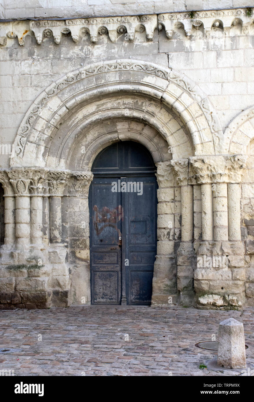 Romanische Tür zu St Pierre Saumur Stockfoto