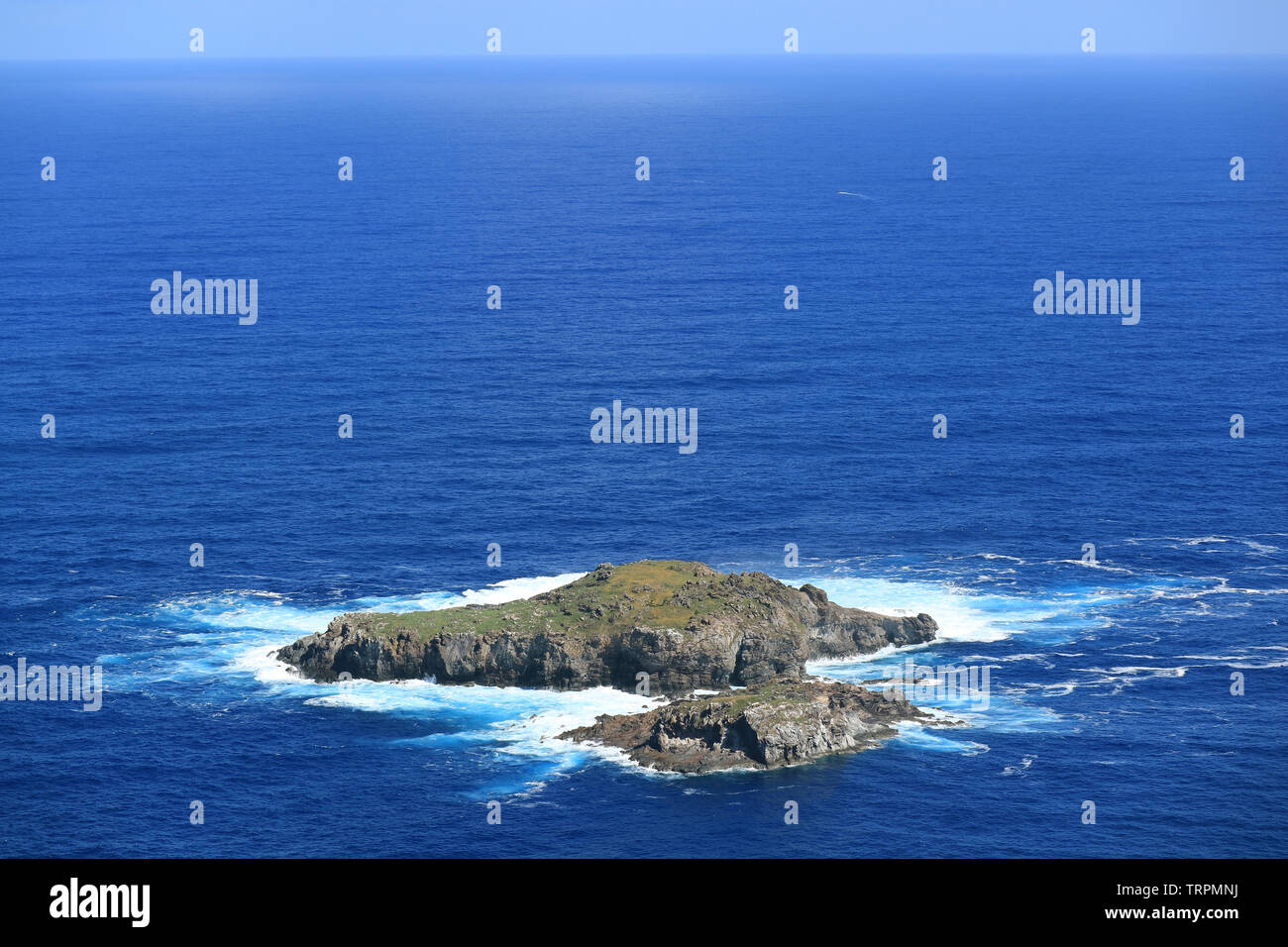 Insel Motu Nui, Motu Iti mit der kleineren Insel am Vivid blauen Pazifischen Ozean von orongo Dorfes auf der Osterinsel, Chile, Südamerika Stockfoto