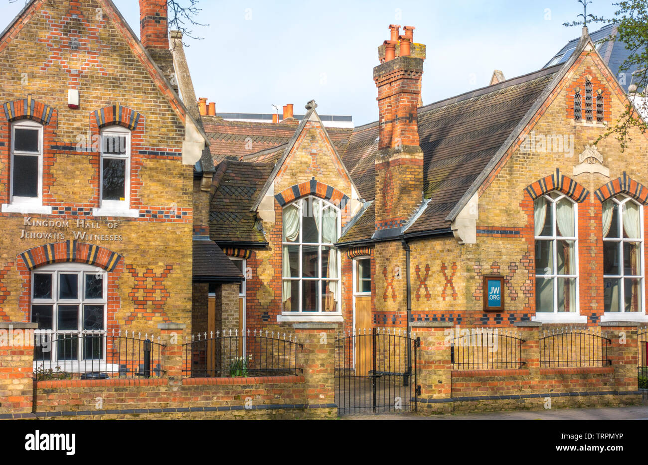 Königreichssaal der Zeugen Jehovas - eine schöne Altbau von 1861, mit Blick auf den Morgen Sonnenschein, Grün in Ealing, London W5, England, UK. Stockfoto