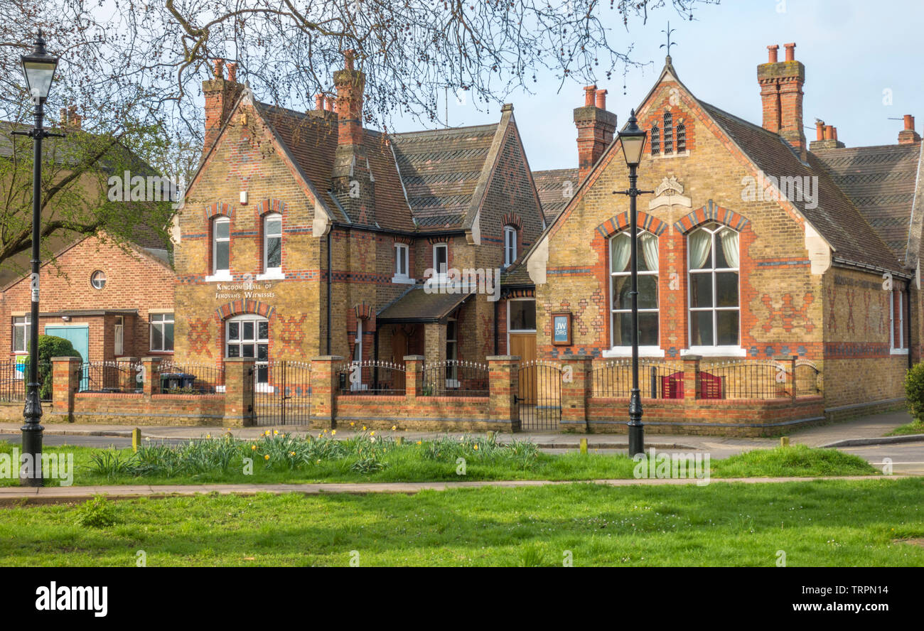 Königreichssaal der Zeugen Jehovas - eine schöne Altbau von 1861, mit Blick auf den Morgen Sonnenschein, Grün in Ealing, London W5, England, UK. Stockfoto