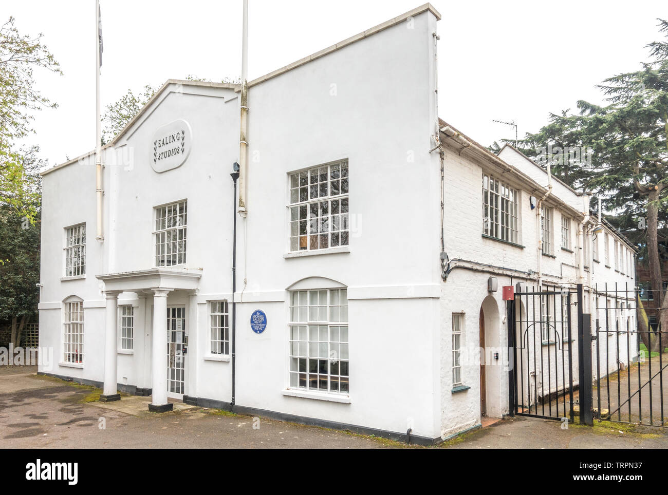 Vor dem Eingang und auf der einen Seite des berühmten Ealing Studios - das älteste Filmstudio der Welt. Grünen Ealing, London W5, England, UK. Stockfoto