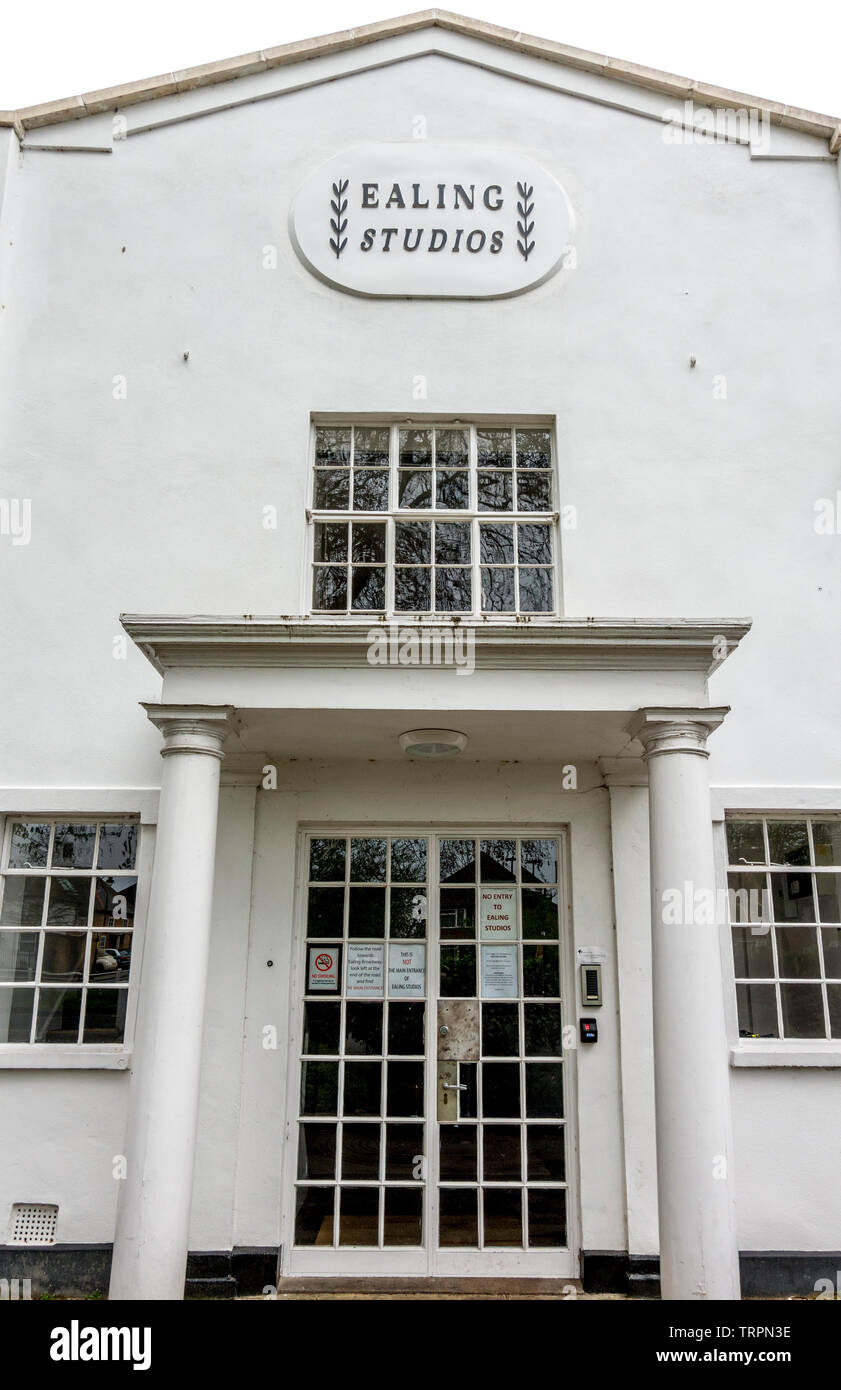 Die White Lodge: vor dem Eingang zu den berühmten Ealing Studios - das älteste Filmstudio der Welt. Grünen Ealing, London W5, England, UK. Stockfoto