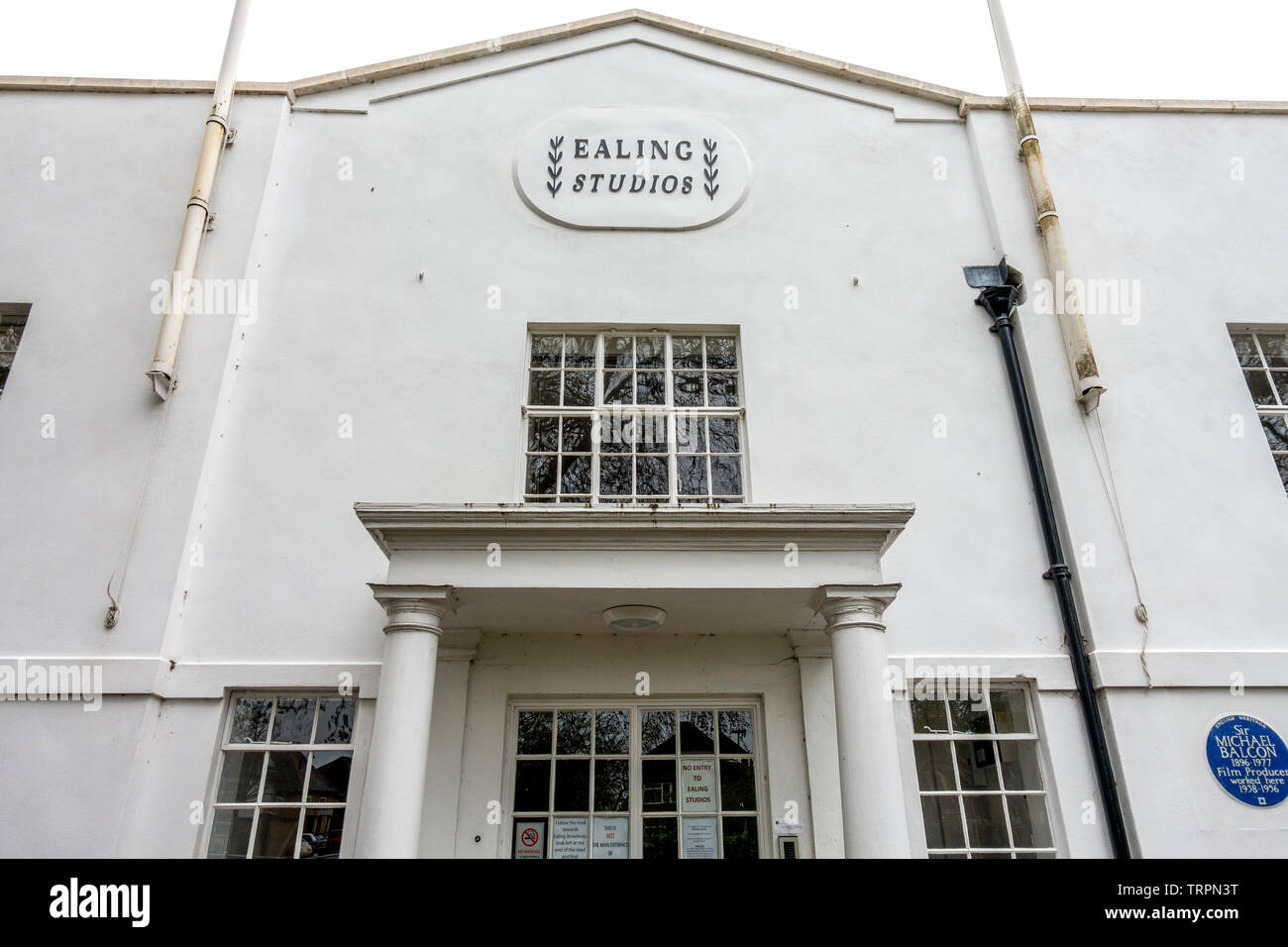 Die White Lodge: vor dem Eingang zu den berühmten Ealing Studios - das älteste Filmstudio der Welt. Grünen Ealing, London W5, England, UK. Stockfoto