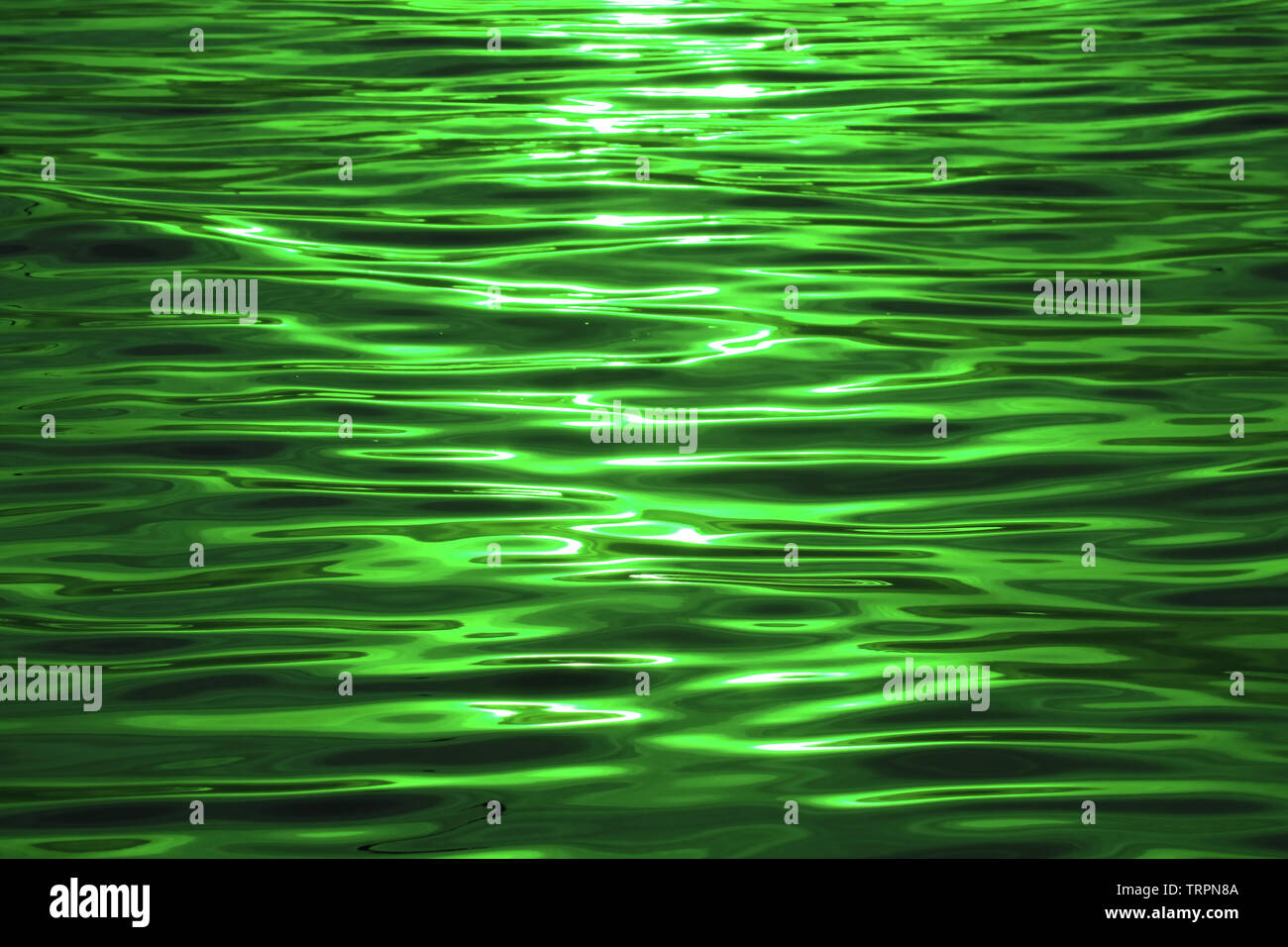 Meer Wellen mit Sonnenlicht Reflexionen in lila Farbe für Hintergrund oder Banner Stockfoto