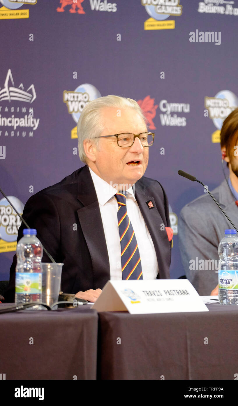 Cardiff, Wales, UK. 11. Juni 2019. Nitro World Games geben bekannt, dass die weltweit besten Action Sports Wettbewerb ist nach Wales im Frühjahr 2020 kommen. Elite Konkurrenten im Freestyle Motocross, BMX, Skaten und Freestyle scooter vying für Trophäen und Prahlen. Die Veranstaltung ist eine Partnerschaft zwischen Nitro Circus, Live Nation, Fürstentum, das Stadion, Visit Wales und Rat in Cardiff. Abgebildet ist Herr Dafydd Elis-Thomas, Miniister für Kultur. Credit: Herr Standfast/Alamy leben Nachrichten Stockfoto