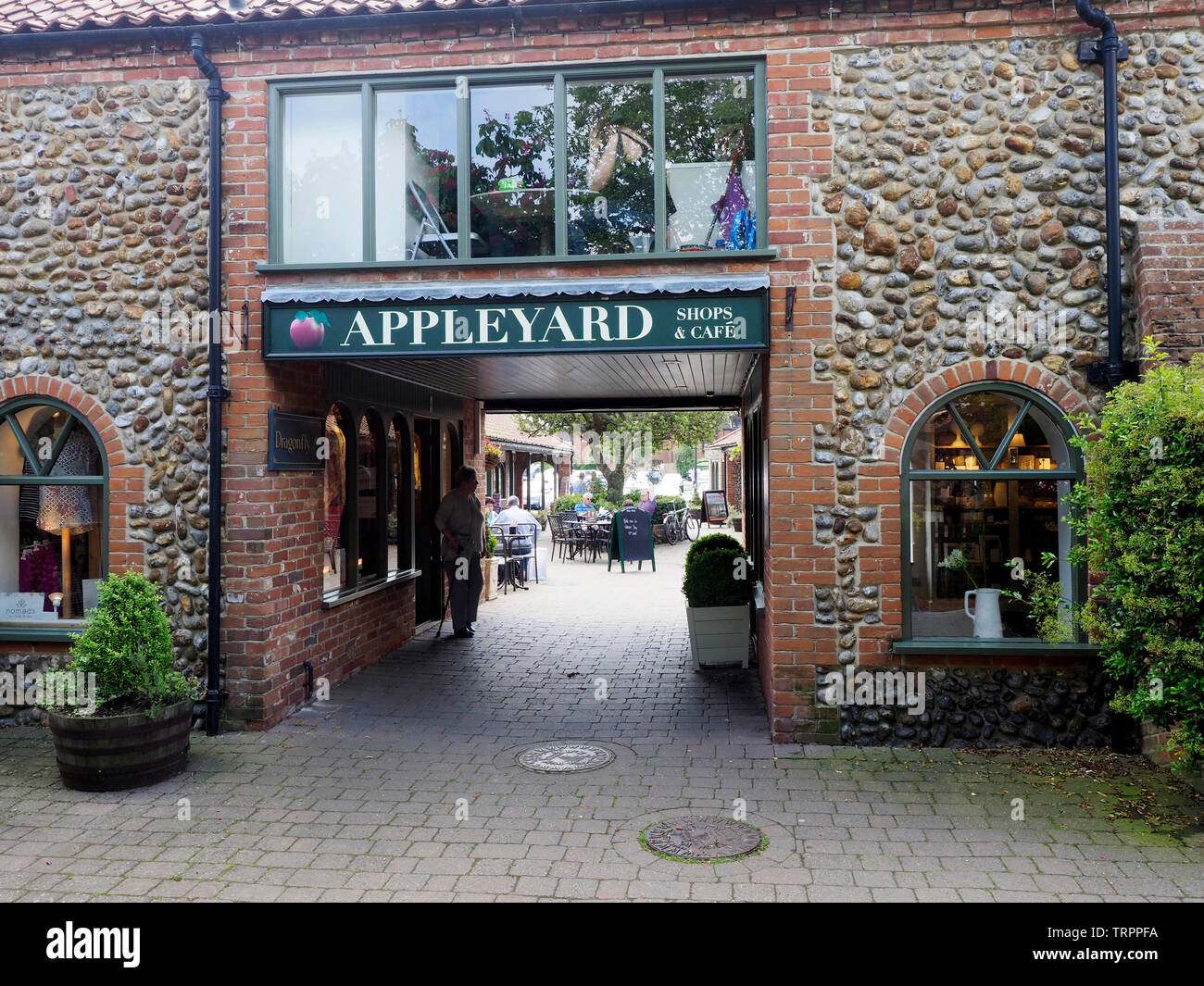 Die Appleyard, eine gut gestaltete Sanierung von kleinen Geschäften, Cafés und Büros hinter dem Naturschutzgebiet der hübschen Norfolk Marktstadt Holt. Stockfoto