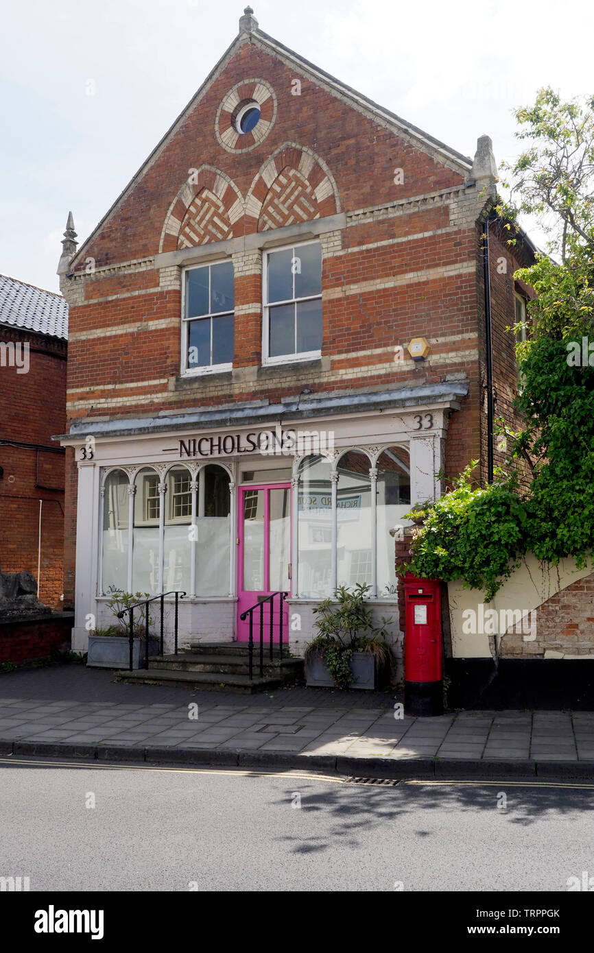 Geschlossene Geschäfte in der Stadt Holt, eine schöne Stadt im Norden von Norfolk. Obwohl blühende nicht alle shop Einheiten sind derzeit in Gebrauch. Stockfoto