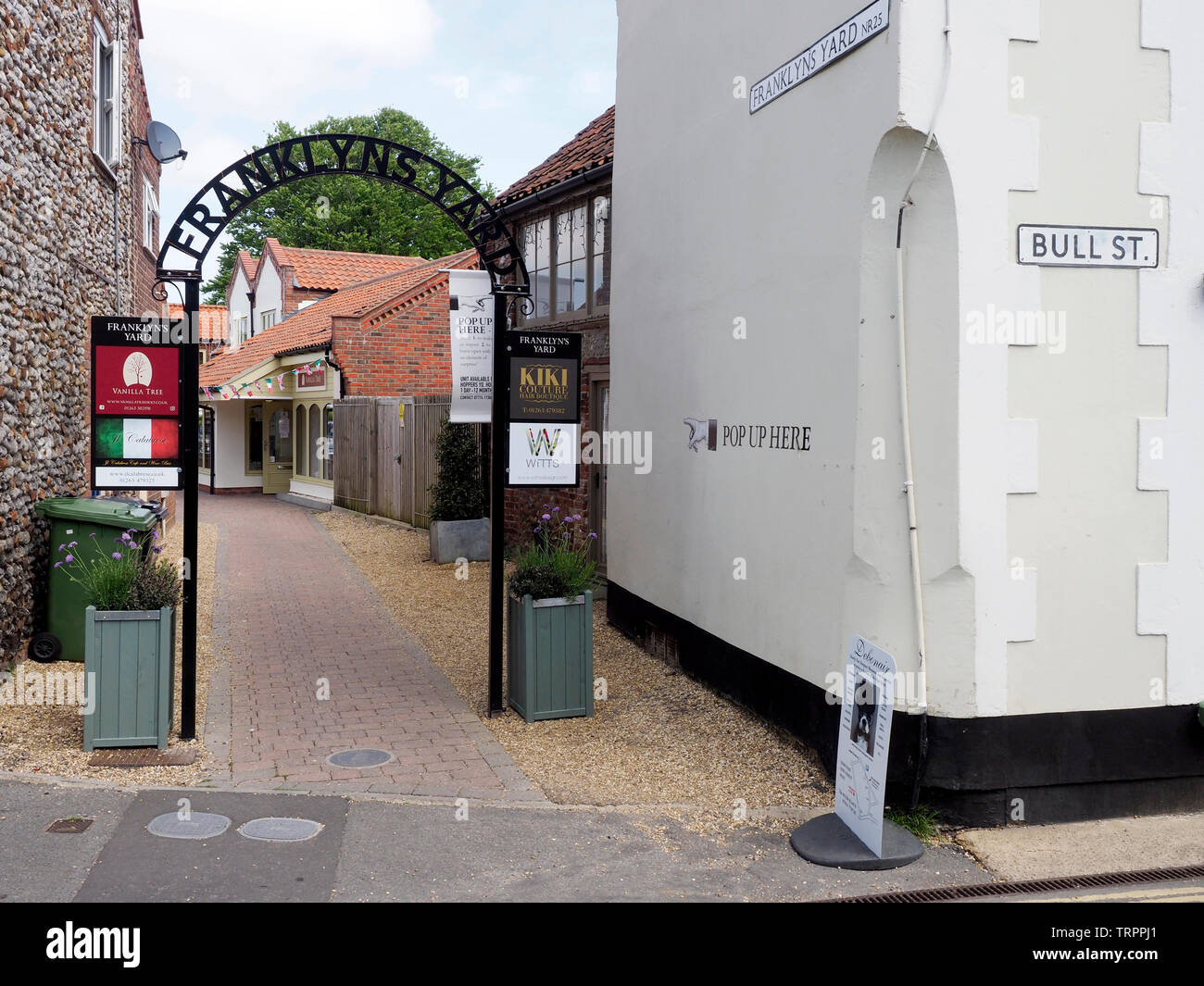 Die franklyn Hof, einen Bereich, in dem die alten Workshops keine zu kleine Geschäfte und Cafés im Bereich der Konservierung der hübschen Norfolk Marktstadt Holt umgewandelt. Stockfoto