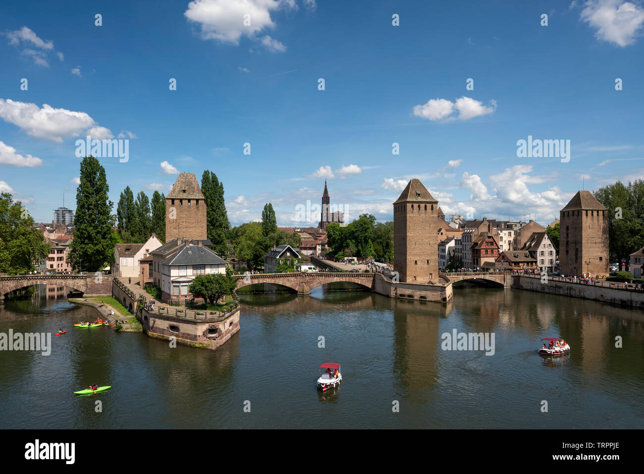 Straßburger Münster, Cathédrale Notre-Dame de Strasbourg, Blick von Westen, im Vordergrund sterben drei Türme der Ponts Couverts, Teile der ehemaligen Sta Stockfoto