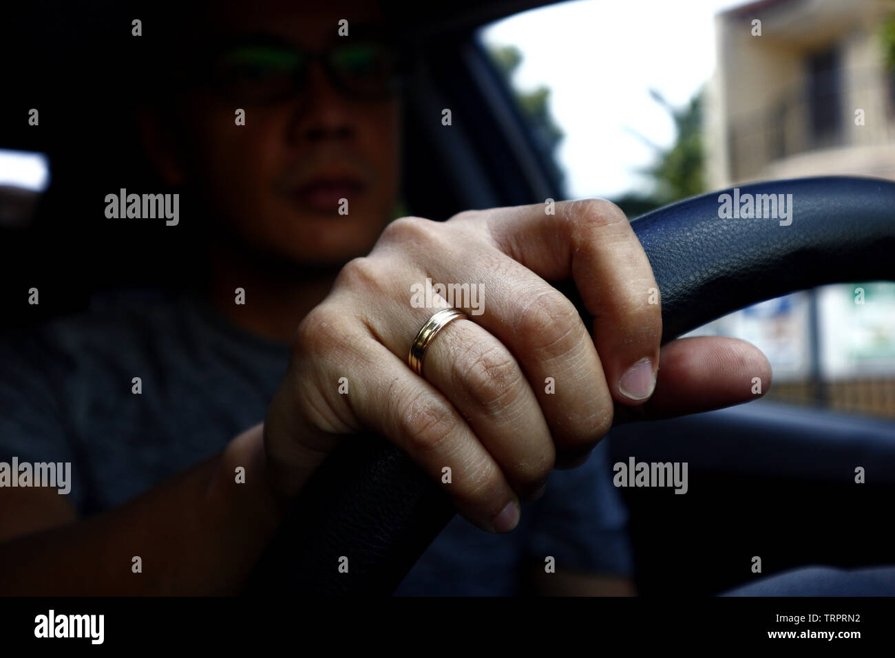 Foto einer Hand eines Fahrers in einem Auto halten Sie das Lenkrad Stockfoto