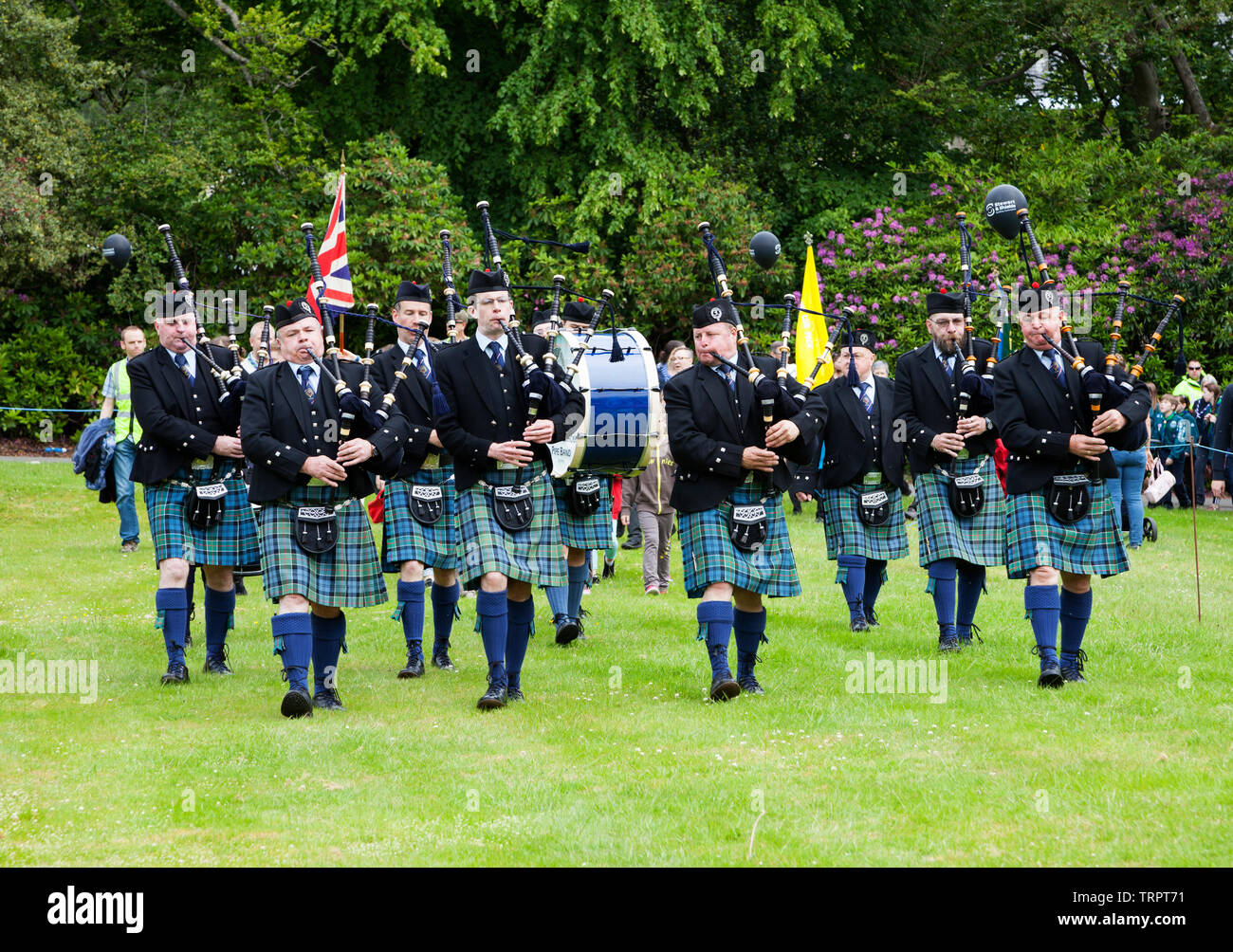 Helensburgh Clan Colquhoun Pipe Band Marching bei der Eröffnung Parade der Rhu Gala, Argyll, Schottland Stockfoto