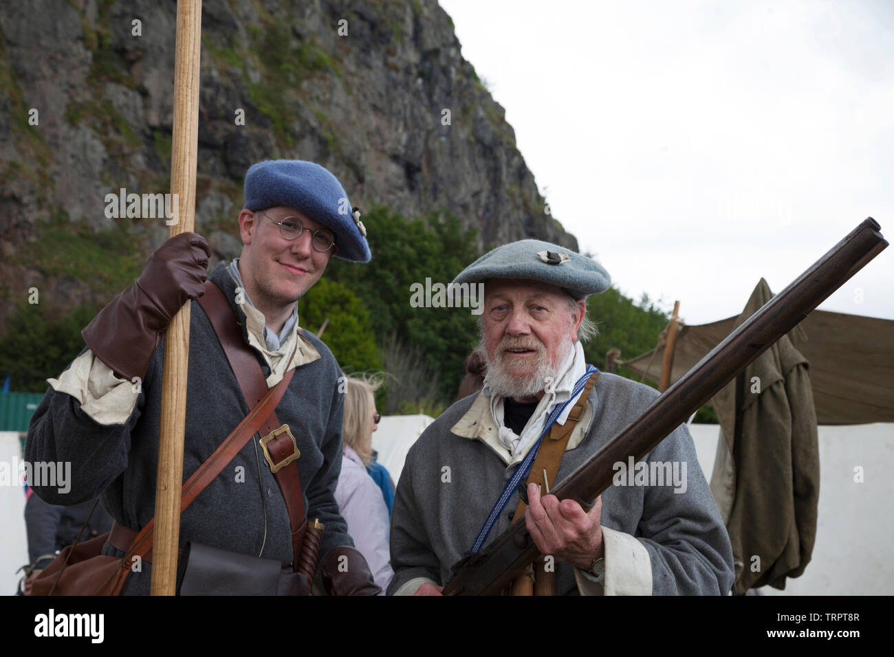 Reenactors des Coventanting Ära mit Waffen am Rock of Ages Festival, Dumbarton Castle, Schottland Stockfoto