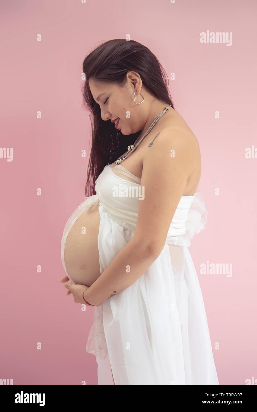 Junge schwangere Frau bei Fotografie studio Stockfoto