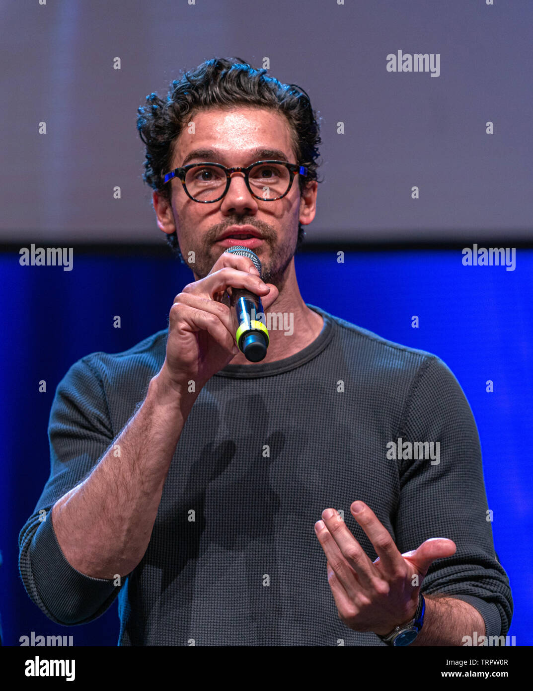 Bonn, Deutschland - 8. Juni 2019: Steven Strait (* 1986, amerikanischer Schauspieler und Model - die Weite) spricht über seine Erfahrungen in die Weite auf der FedCon 28. Stockfoto