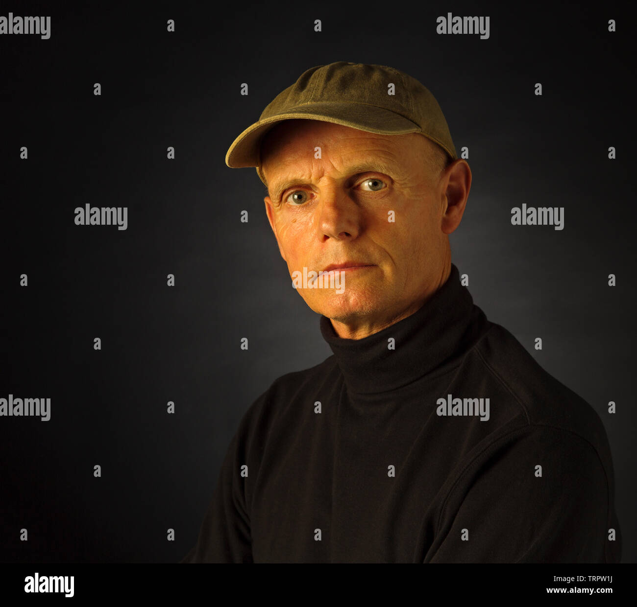 Ein studio Portrait ein Mann mit einem Baseball Cap Stockfoto