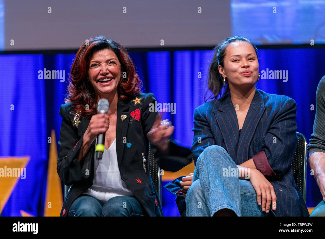 Bonn, Deutschland - 8. Juni 2019: Shohreh Aghdashloo und Frankie Adams auf der FedCon 28, eine viertägige Sci-fi-Convention. FedCon 28 fand May 7-10 2019. Stockfoto