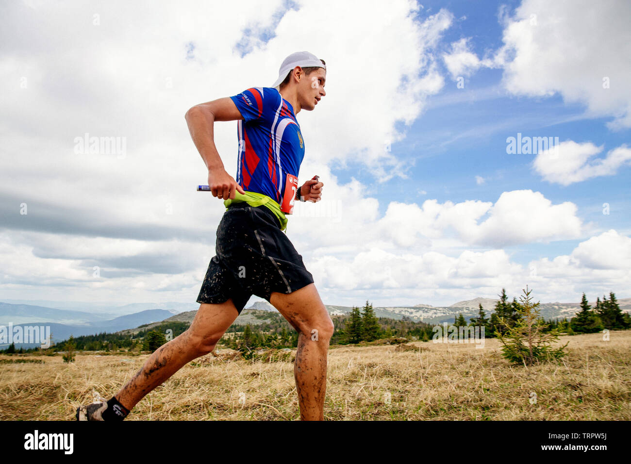 Eldan, Russland - Juni 1, 2019: Athlet Runner mit Mountain Trail Hintergrund blauer Himmel in Marathon Gesund wie Elche Stockfoto