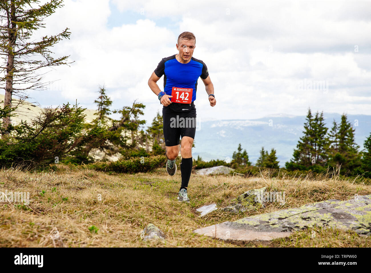 Eldan, Russland - Juni 1, 2019: männliche Läufer mit Mountain Trail auf der Hochebene im Marathon Gesund wie Elche Stockfoto