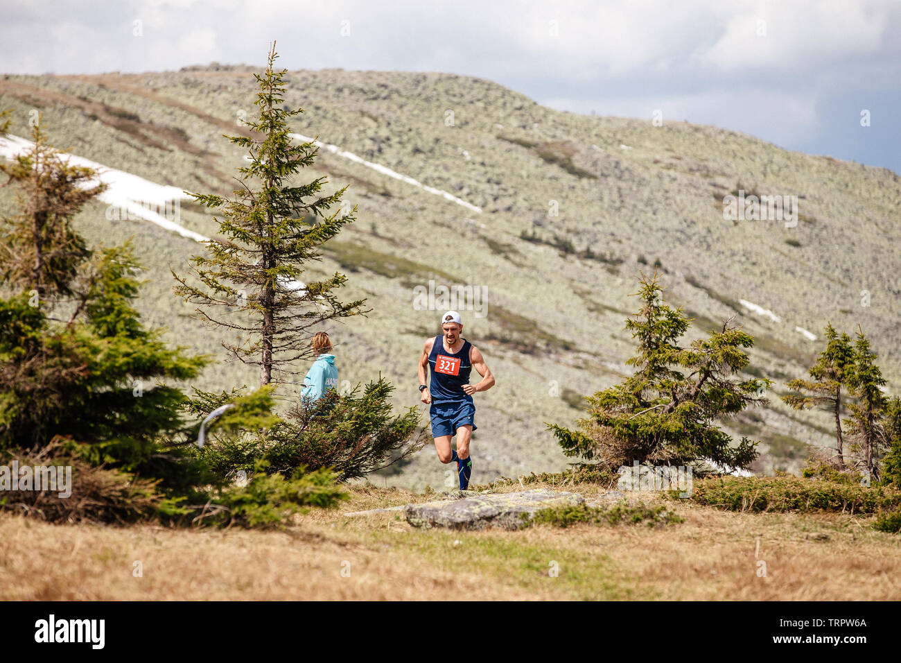 Eldan, Russland - Juni 1, 2019: männliche Läufer Athlet mit Mountain Trail im Marathon Gesund wie Elche Stockfoto
