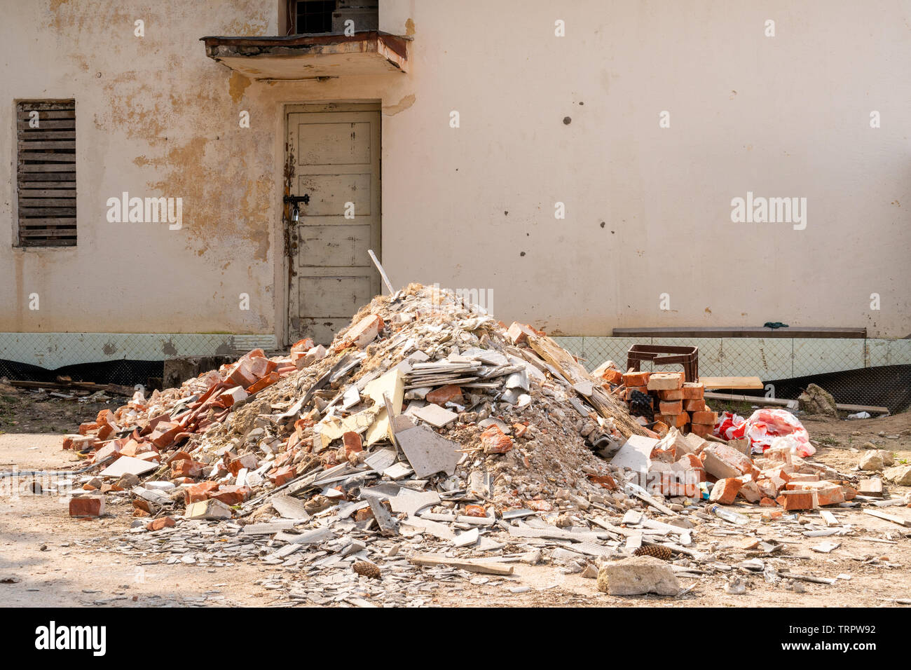 Ein Haufen von Bauschutt. Bauschutt und Steinen. Müll, Müll, Müll aufgetürmt in der Nähe des Gebäudes. Stockfoto