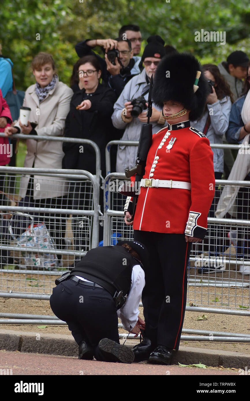 Soldat erhält seine crimptüllen gebunden Stockfoto