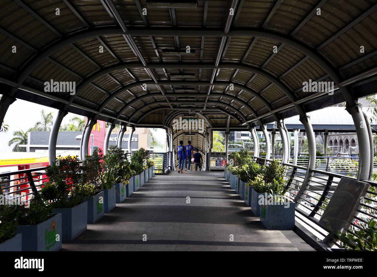 PASIG CITY, Philippinen - Juni 7, 2019: Fußgänger mit einem Fuß-Brücke im Central Business District von Pasig City gerufen, Ortigas Komplex. Stockfoto