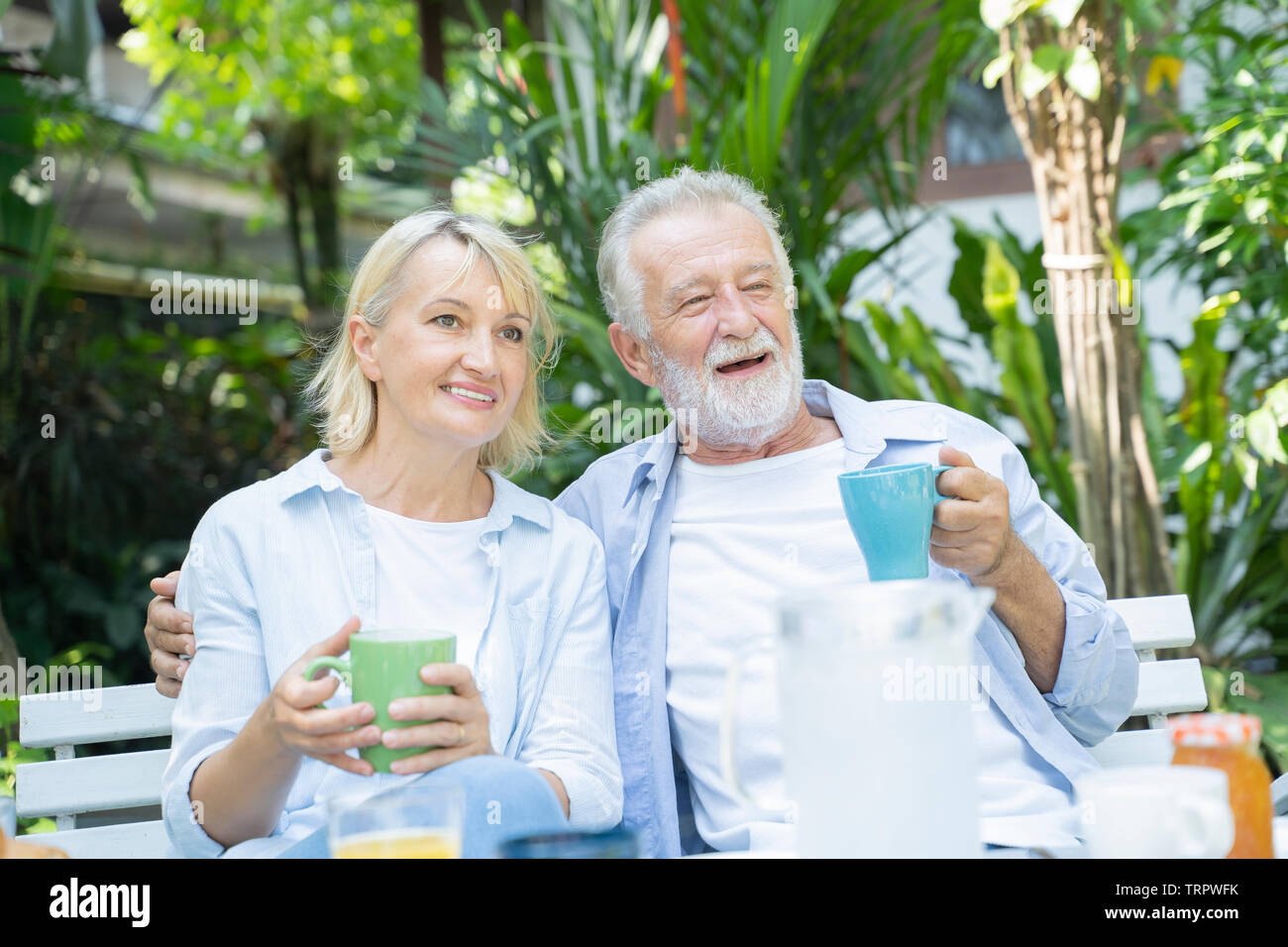 Glückliche Momente. Freudige schön Rentenalter paar Kaffee und Lachen, während ihre Zeit zusammen genießen - Bild Stockfoto