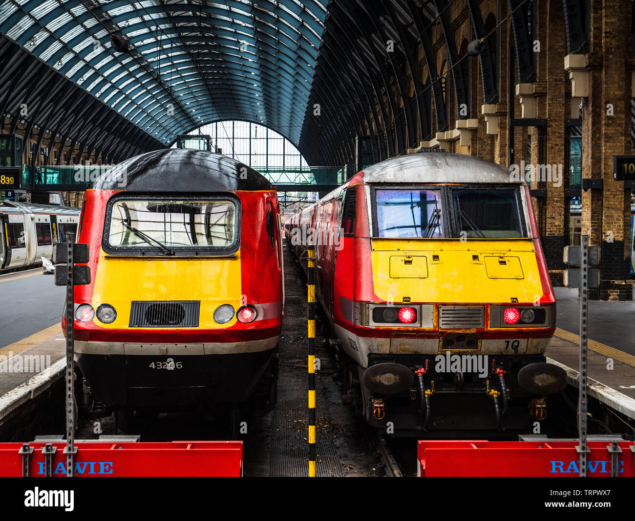 Virgin Trains East Coast Line. Zwei VirginTrains an der Kings Cross Station London UK Stockfoto