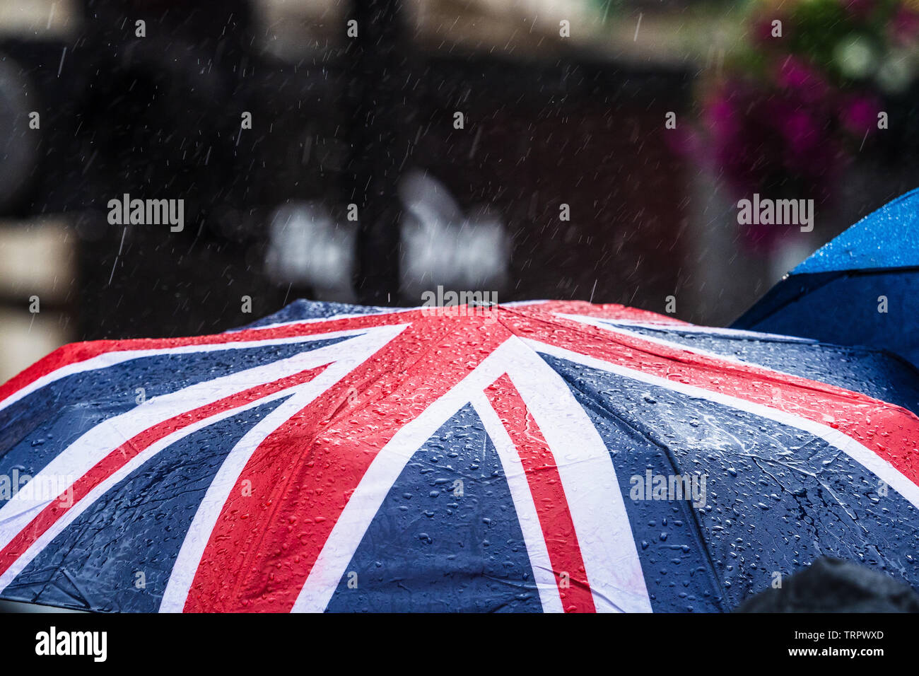 Union Jack Schirm im Regen in London Stockfoto