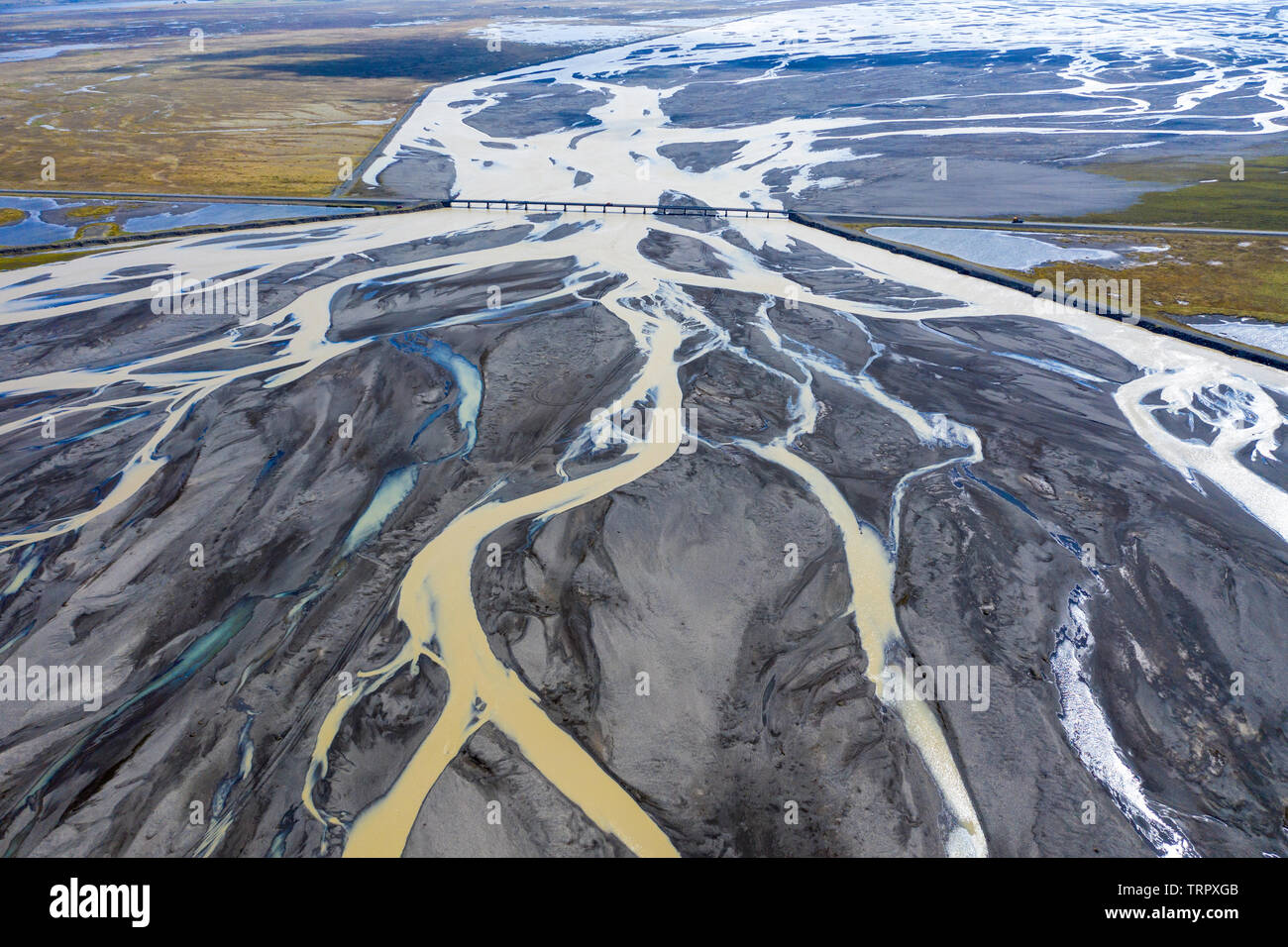 Antenne drone Ansicht eines riesigen Flussbett und Delta, Glacial River system Einlagen Beförderung vom Vatnajökull Gletscher zeigt einzigartige Muster, Süd Stockfoto
