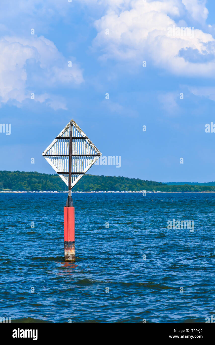 Rückseite der Binnenschifffahrt für die hafeneinfahrt am See in Mecklenburg, Deutschland (Kopie) Stockfoto
