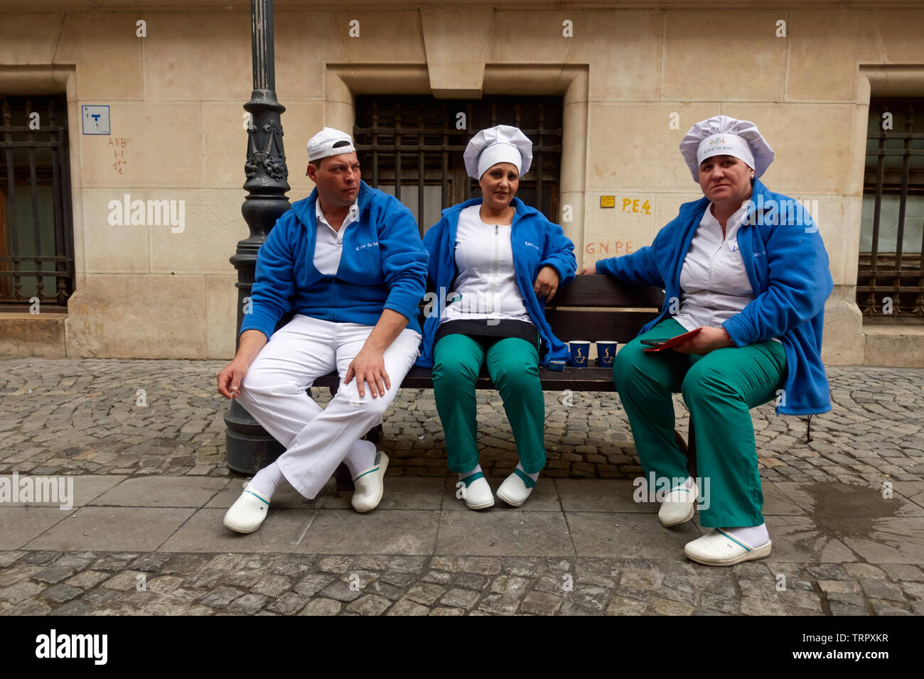 Catering Personal der Caru' cu bere Bar und Restaurant eine Pause. Bukarest, Rumänien. Stockfoto