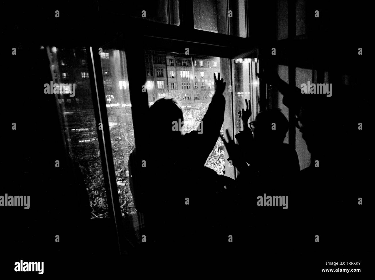 Tschechoslowakei, Prag, 1989 Während der Samtenen Revolution, den Sturz des Kommunismus in Osteuropa. Alexander Dubcek und Vaclav Havel auf den Balkon über dem Wenzelsplatz, wenn Dubcek zurückgegeben, Unterstützern geben ein "V" für Victory Zeichen aus einem Fenster gegenüber. COPYRIGHT FOTO: Brian Harris © 07808-579804 Stockfoto