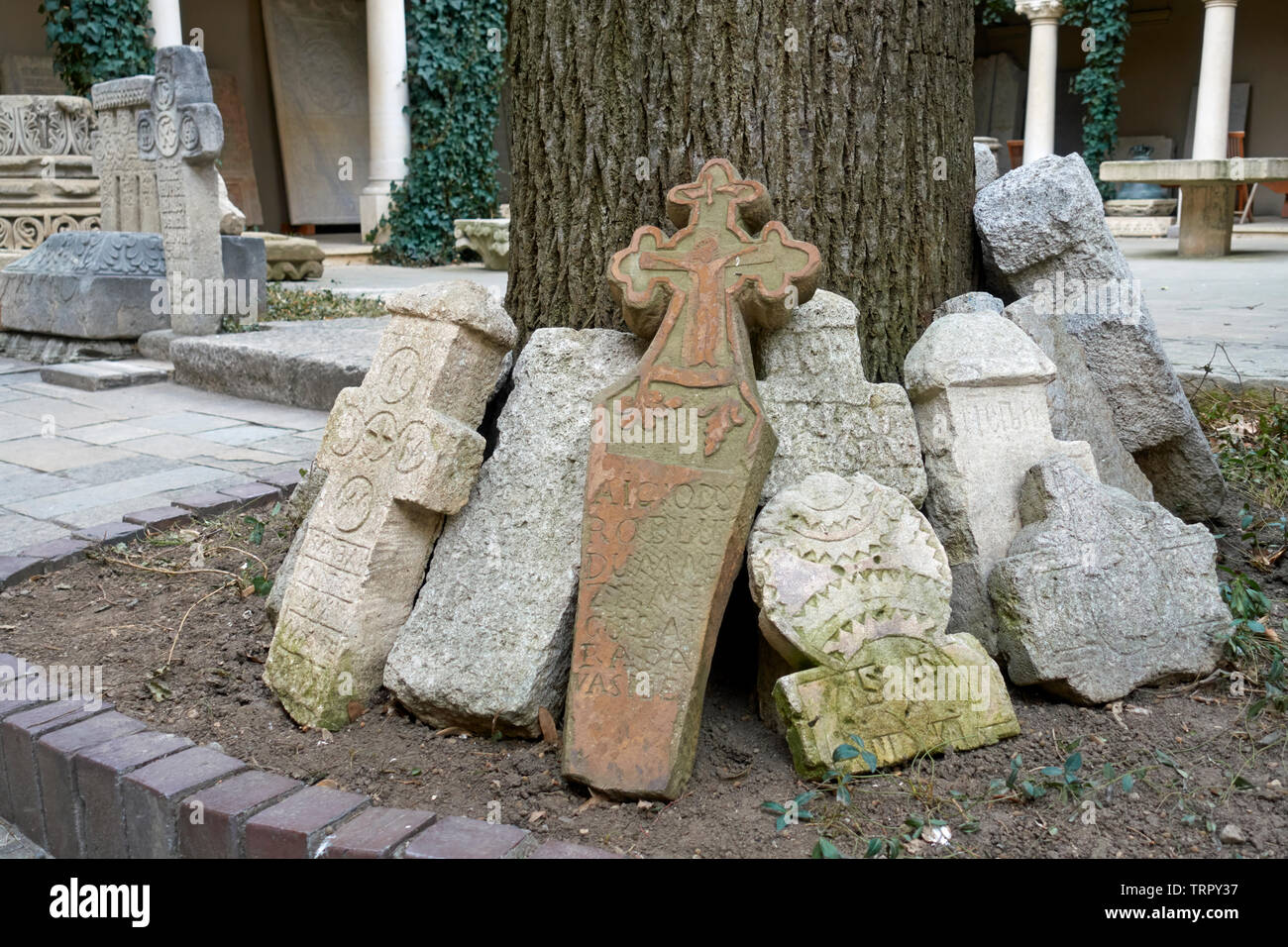 Alte Grabsteine im Innenhof des Klosters Stavropoleos, Bukarest, Rumänien. Stockfoto