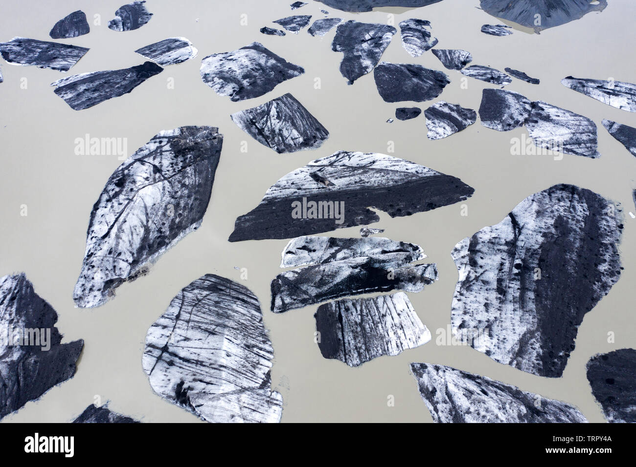Luftaufnahme von schwimmenden Eisberge vom Gletscher schmelzen in den See Wasser als Folge der globalen Erwärmung, die von einer Drohne oben gesehen. Svinafellsjokull See, Stockfoto
