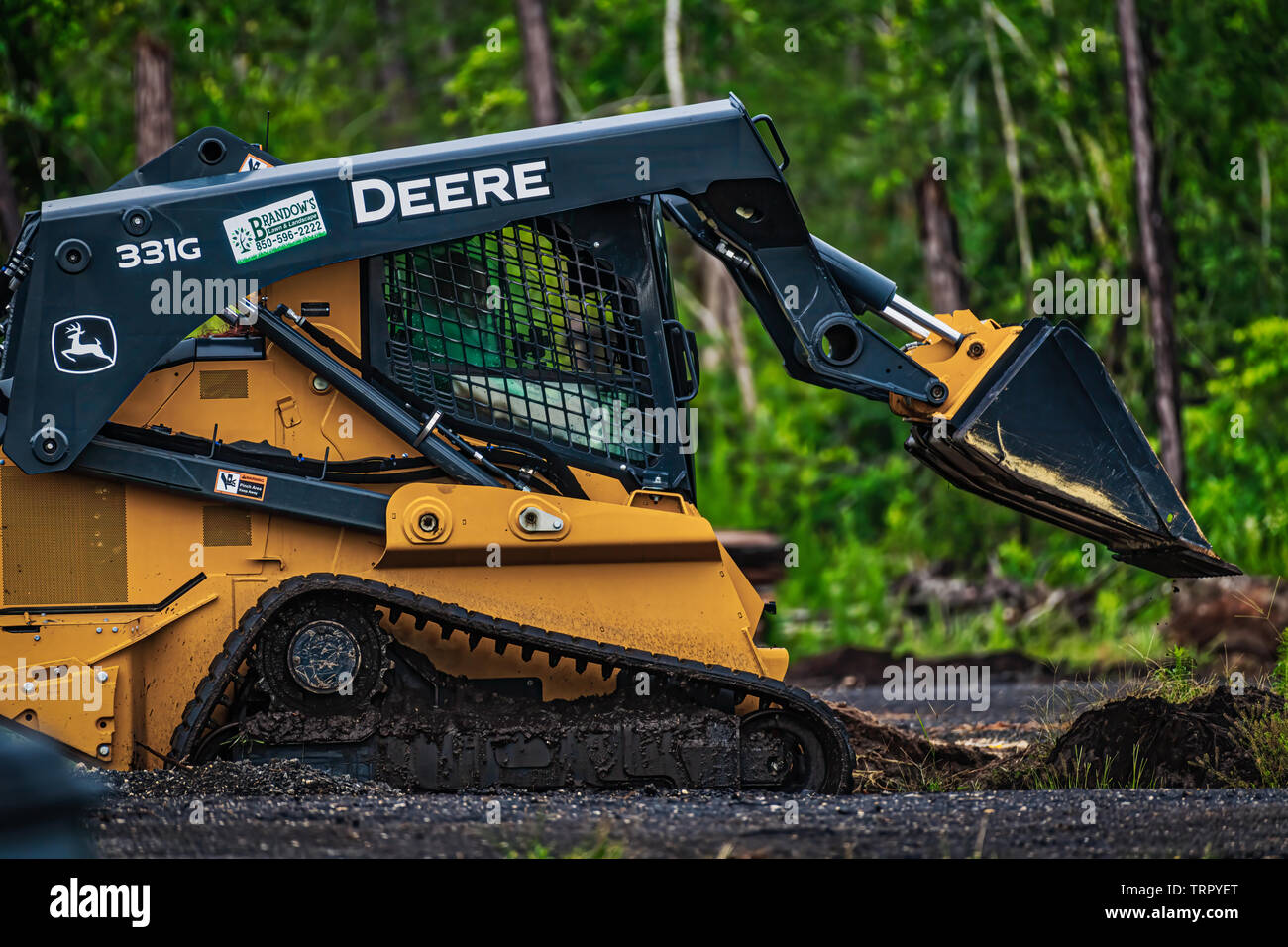 Panama City, Florida, USA. 06.08.2019. John Deere 331 G Clearing und Nivellierung land post Hurrikan Michael Stockfoto