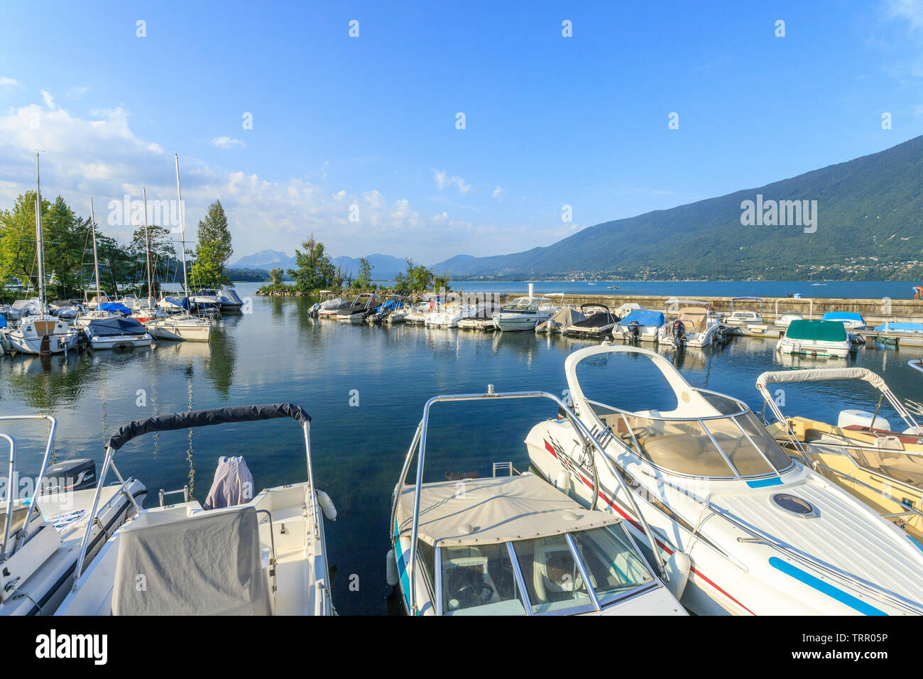 Frankreich, Savoyen, Aix-les-Bains, Lac du Bourget (Lac du Bourget), Marina mit Boote // Frankreich, Haute-savoie (73), Aix-les-Bains, Lac du Bourget, Port de plaisan Stockfoto