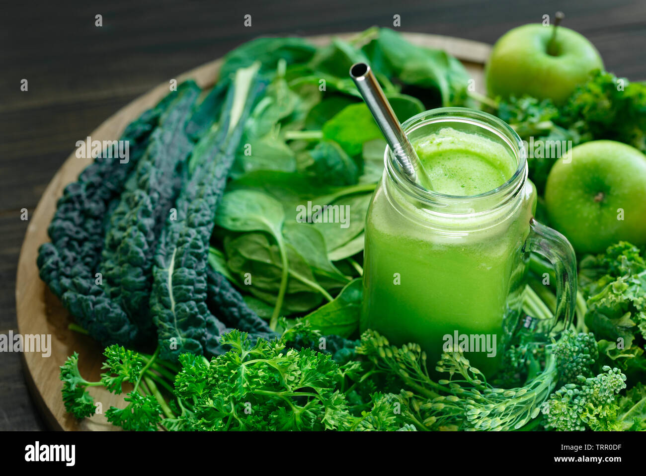 Glas Glas mit frischem organischen grünen Saft und Zutaten Stockfoto