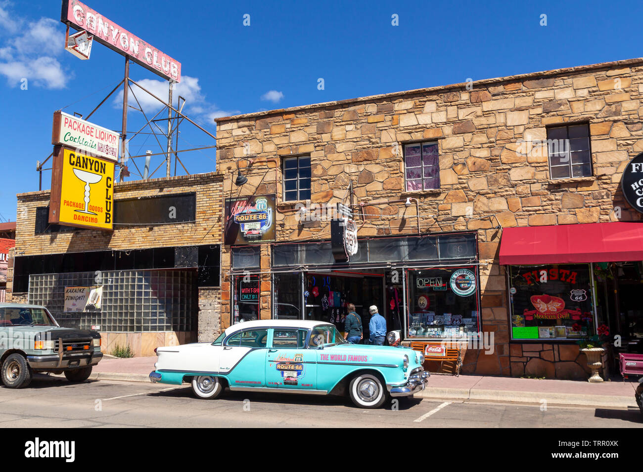 Williams, Arizona, USA: 24. Mai 2019: Street Scene mit klassischen Auto vor  souvenirshops in Williams, eine der Städte, die an der berühmten Route 66  Stockfotografie - Alamy