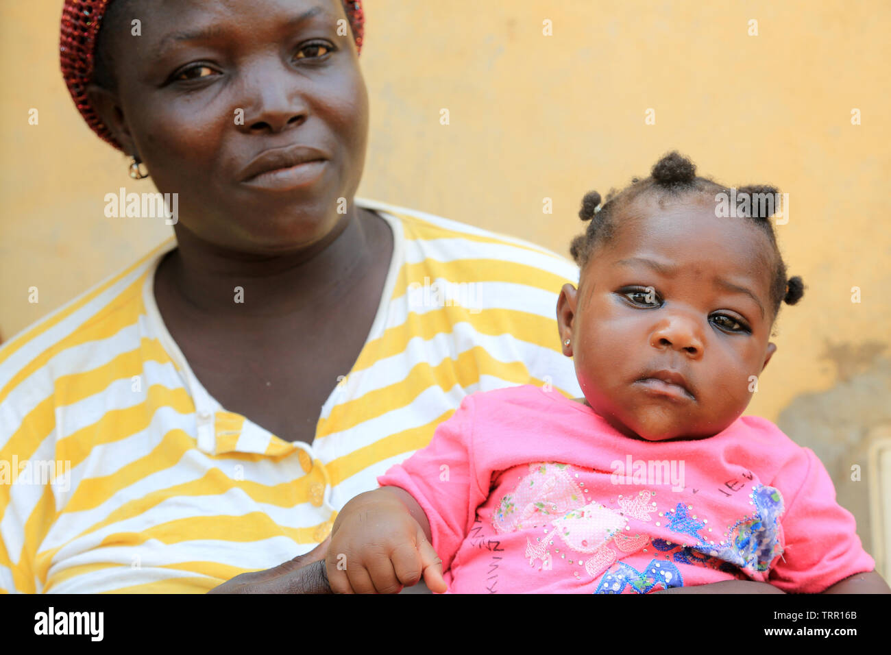 Togolaise et sa Maman petite fille dans les Bras. Abkommen von Lomé. Togo. Afrique de l'Ouest. Stockfoto