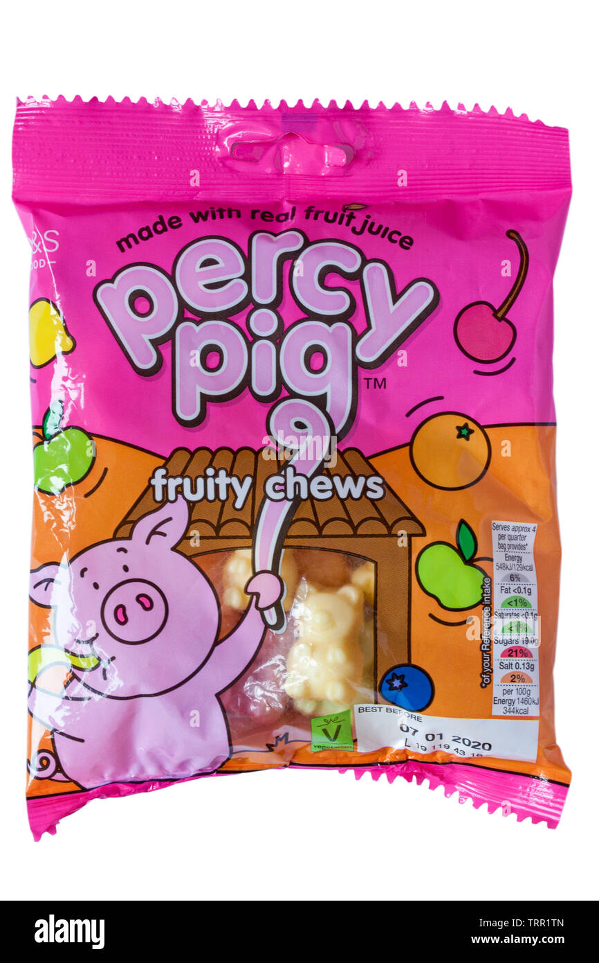Tasche von Marks & Spencer percy Schwein fruchtig kaut Bonbons auf weißem Hintergrund - Percy Schwein Fruchtaroma, zähe Süßigkeiten Stockfoto